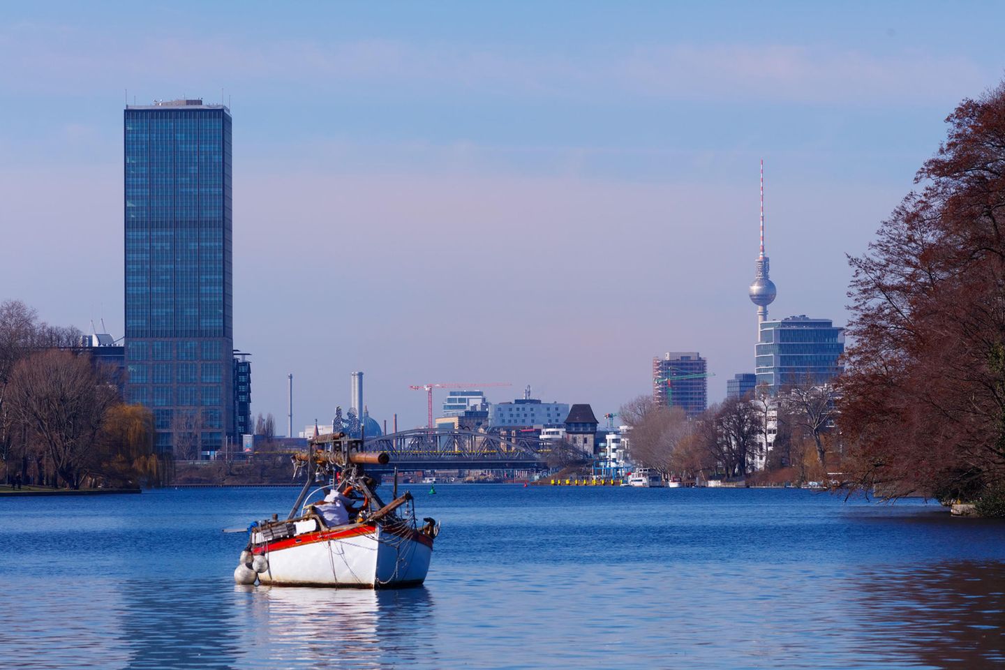 Die Rummelsburger Bucht bietet einen Blick auf die Skyline von Berlin. Der Wohnungsmarkt in der Hauptstadt ist umkämpft.