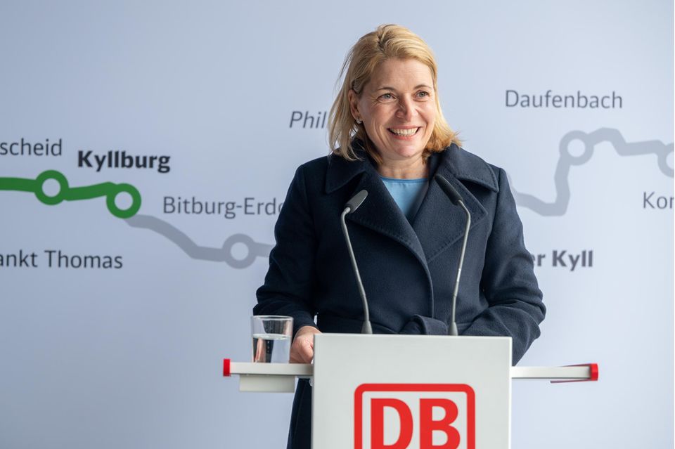 Evelyn Palla, Vorständin Regionalverkehr Deutsche Bahn, spricht im Bahnhof Gerolstein