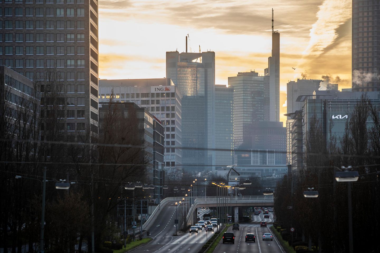 Blick auf die Skyline des Frankfurter Bankenviertels bei Sonnenaufgang