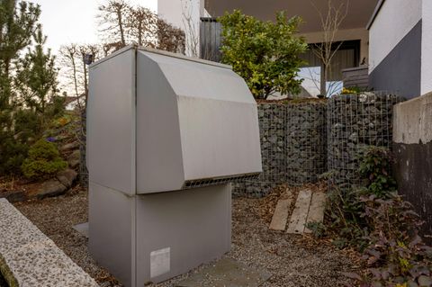 Eine Luft-Wasser-Wärmepumpe nutzt die Umgebungsluft als Wärmequelle, um ein komplettes Gebäude mit Wärme zu versorgen