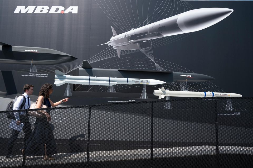 MBDA ist ein integriertes europäisches Rüstungsunternehmen. Es entstand als Joint Venture von Airbus, BAE Systems und Leonardo. Die Standorte befinden sich in Frankreich, Deutschland, Italien, Spanien und im Vereinigten Königreich. MBDA gehört zu den Verlierern in diesem Ranking. Der Umsatz mit Rüstungsgütern und -dienstleistungen verringerte sich laut den Stockholmer Friedensforschern minimal auf 4,1 Mrd. Dollar. Das genügte für den Abstieg vom 30. auf den 32. Platz. MBDA war mit 99 Prozent Rüstungsanteil der am stärksten spezialisierte Militärausrüster des Rankings für Firmen mit deutscher Beteiligung. 