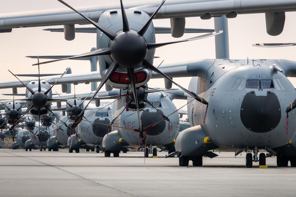 Europas größter Luft- und Raumfahrtkonzern ist hinter BAE Systems das größte Rüstungsunternehmen des Kontinents und kommt im aktuellen SIPRI-Ranking mit 12,0 Mrd. Dollar Militärumsatz auf Platz zwölf (2020: 11,3 Mrd. Dollar, Platz 14). Der Konzern (ehemals EADS) entstand im Jahr 2000 aus der Fusion der deutschen DaimlerChrysler Aerospace, der französischen Aérospatiale Matra und der spanischen CASA. Deutschland kontrolliert wie Frankreich elf Prozent von Airbus.