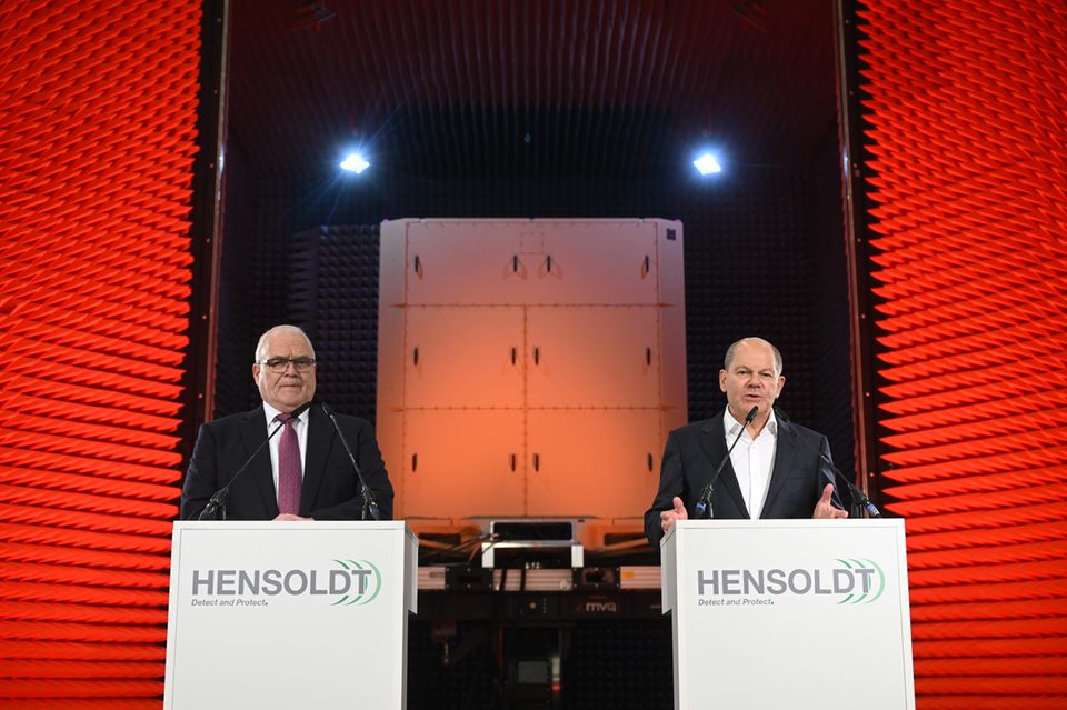 Zehn Plätze nach oben auf Platz 69 kletterte im SIPRI-Ranking auch Hensoldt. Der Rüstungskonzern aus Taufkirchen ging 2017 aus der Elektroniksparte des Rüstungsgeschäftes von Airbus hervor. Hensoldt erwirtschaftete der Datenbank zufolge 92 Prozent des gesamten Umsatzes mit Rüstungsgütern und -dienstleistungen. Das war der dritthöchste Wert unter den größten deutschen Rüstungskonzernen. Der Militärumsatz stieg demnach innerhalb eines Jahres von 1,3 auf 1,6 Mrd. Dollar.