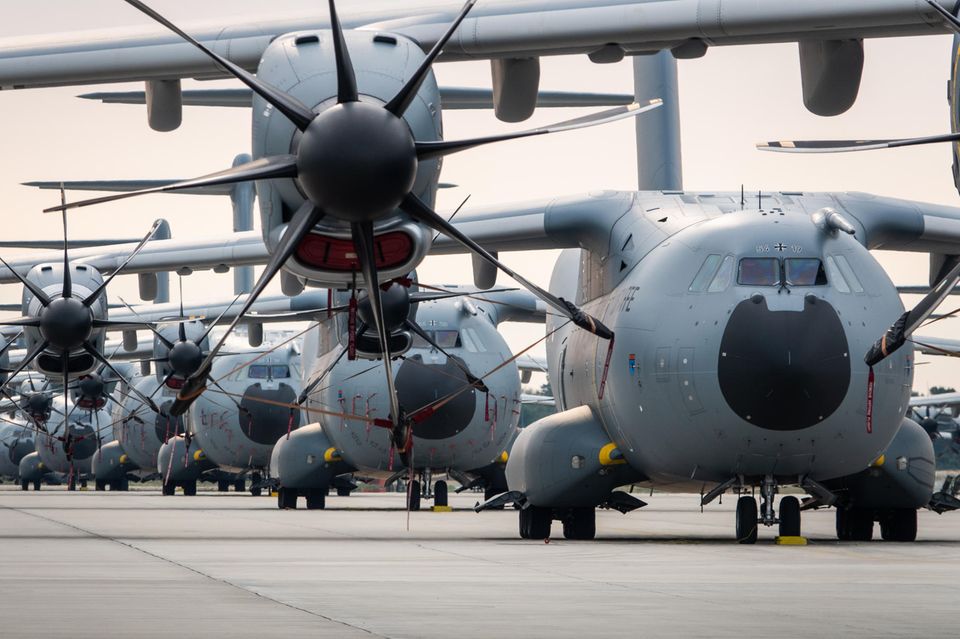 Transportflugzeuge vom Typ Airbus A400 M stehen auf einem Flugplatz