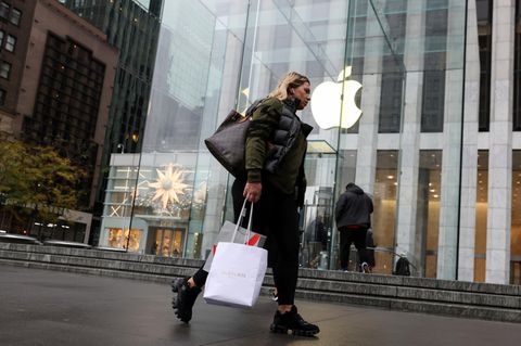 Eine Passantin vor dem Apple Store in New York City