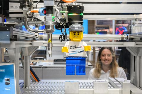 Smart Mechantronix zeigt auf der Hannover Messe am Messestand von Bosch Rexroth einen besonders filigran arbeitenden Roboter