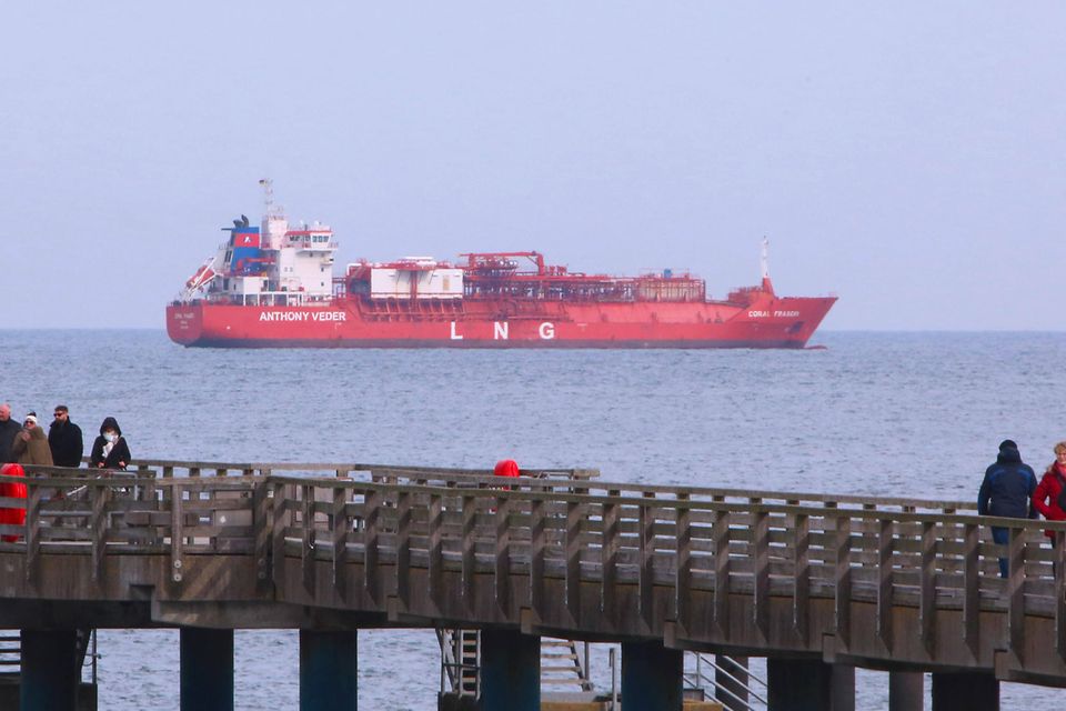 LNG-Tanker vor der Küste von Binz. Die Lager für Flüssiggas sind gut gefüllt