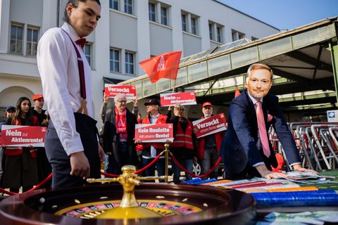 Protestaktion der IG Metall vor dem FDP-Bundesparteitag