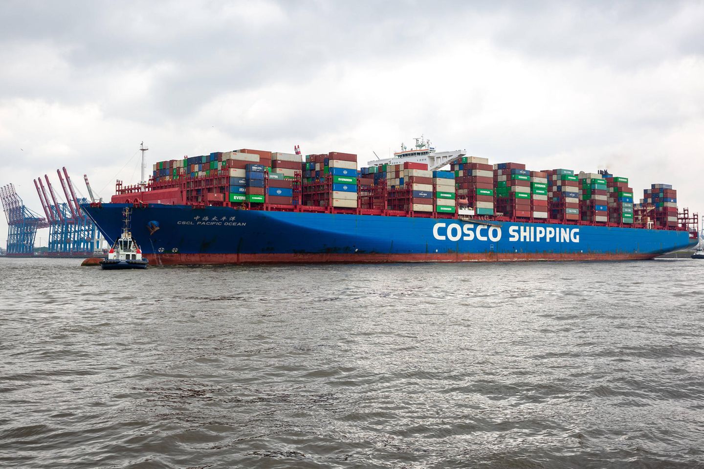 Chinesisches Containerschiff im Hamburger Hafen: Die Reederei Cosco beteiligt sich mit 24,99 Prozent am Terminal „Tollerort“