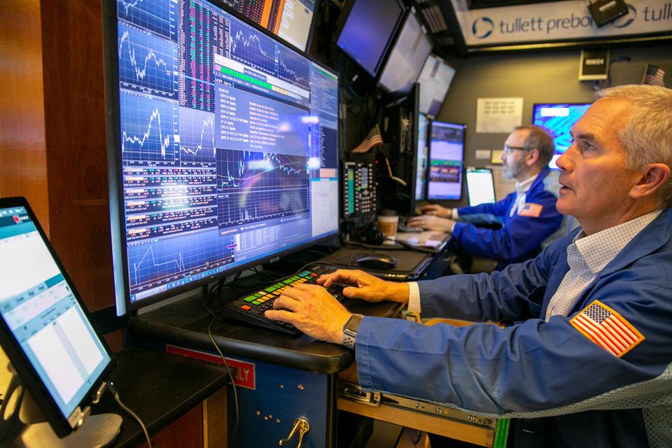 Händler an der New Yorker Börse sitzen vor ihren Bildschirmen