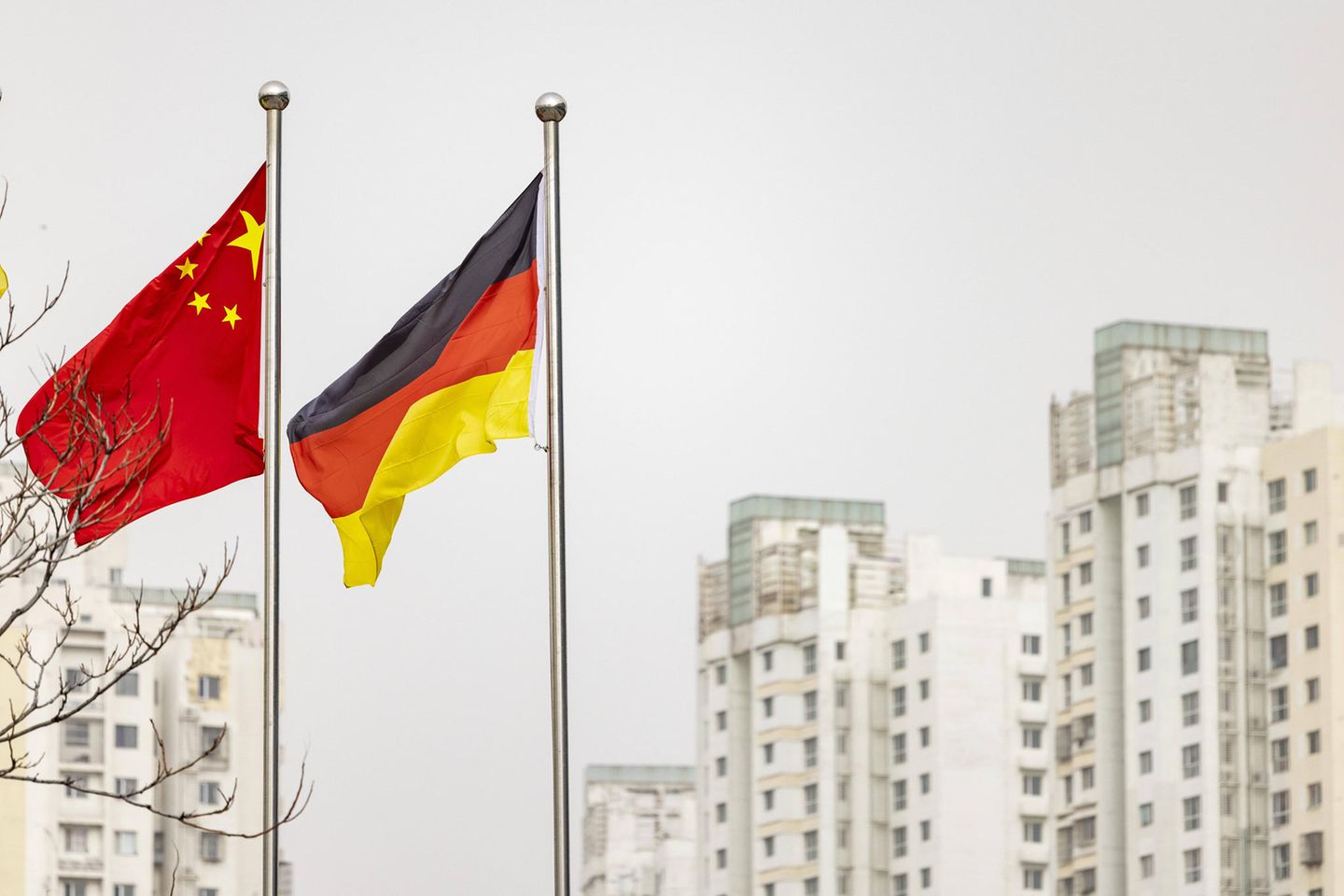 Eine chinesische und eine deutsche Flagge wehen im Wind