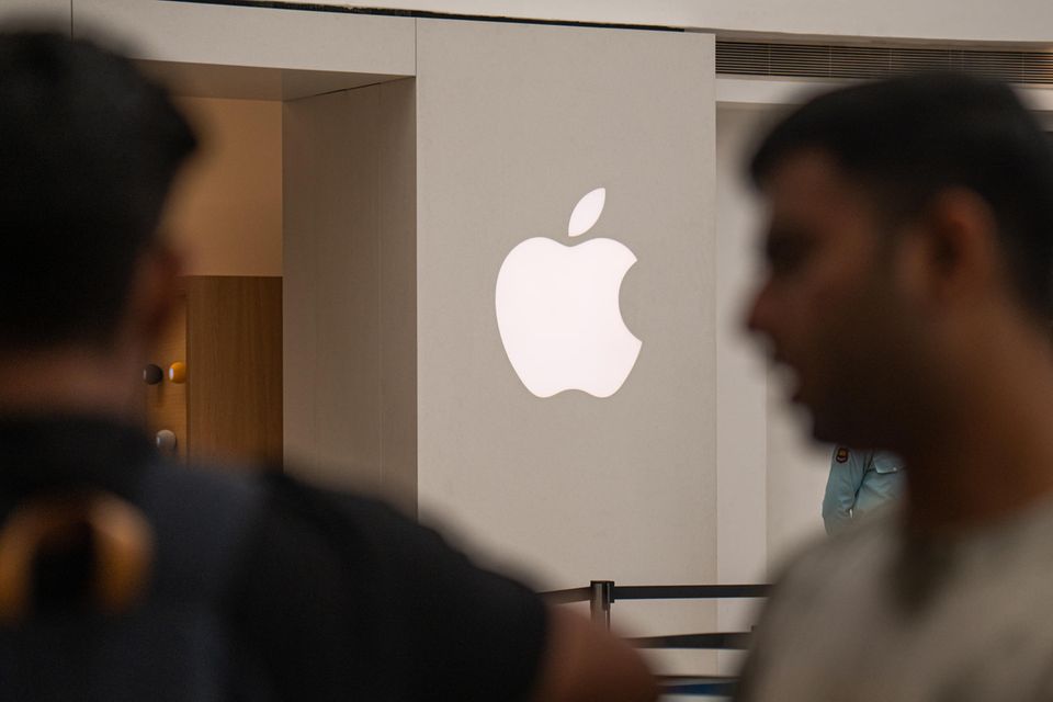 Logo von Apple mit Menschen im Vordergrund
