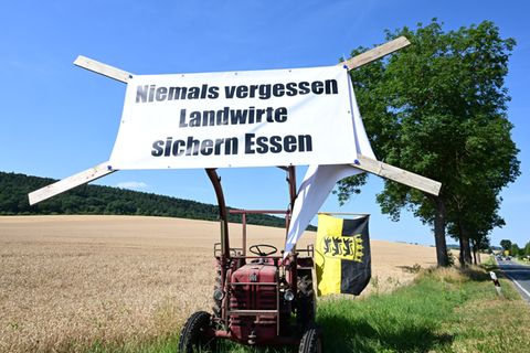 Mit der Aufschrift "Niemals vergessen Landwirte sichern Essen" protestieren Bauern gegen die Agrarpolitik