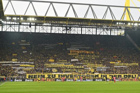 Bereits Anfang April protestierten Fans von Borussia Dortmund im Heimspiel gegen Union Berlin gegen die geplante Teilveräußerung der DFL-Medienrechte an einen Investor. Gegen Eintracht Frankfurt holten die Fans nun den selben Banner erneut hervor