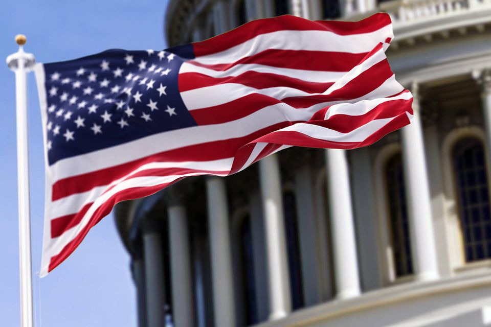 Eine US-Flagge weht vor dem Capitol in Washington im Wind