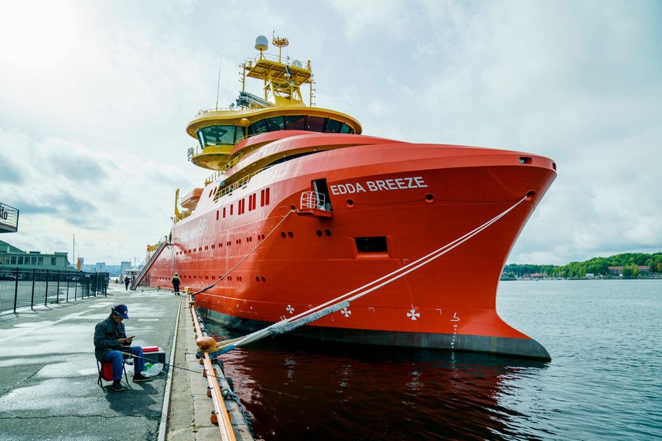Wegen der Öl- und Gasindustrie hat Norwegen noch einen langen Weg zur Klimaneutralität. Doch setzte im Bereich der Windenergie vergangenes Jahr eine Revolution ein, weshalb mehr Offshore-Windschiffe wie die „Edda Breeze“ gebraucht werden: Das Direktorat für Wasserressourcen und Energie (NVE) darf seit Ende 2022 neue Lizenzen vergeben. Die ersten Ausschreibungen laufen, ein Fünftel der geplanten Zonen sind freigegeben: zwischen Norwegen und Dänemark und zwischen Stavanger und Bergen. Premierminister Jonas Gahr Störe setzte das Ziel auf 30 GW ausgewiesene Offshore-Windkapazitäten bis 2040. Das sei fast so viel wie die 2022 produzierte Energiemenge. Wegen der Tiefe des Meeres will das Land künftig verstärkt auf schwimmende Anlagen setzen.