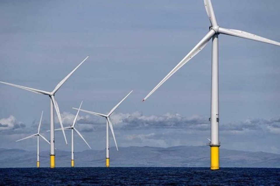Die Insel ist schon weltweit führender Windparkbetreiber auf See. Die Windfarm Hornsea 2 vor der Küste Yorkshires ist laut dem dänischen Betreiber Orsted mit einer Leistung von 1,3 GW und 15 Turbinen von Siemens Gamesa auf Platz eins im Ranking der Offshore-Parks. Bis 2030 wollen die Briten weitere 50 GW mehr Offshoreenergie produzieren. Bei Auktionen für Gebiete am Meeresboden garantiert Großbritannien den Entwicklern einen Strompreis. Mit 13 im März vergebenen Zuschlägen vor allem an Nordsee-Öl- und Gasgesellschaften sind die ersten 5 GW vergeben. Zusätzlich werden 2023 Lizenzen für schwimmende Windkraftanlagen mit bis zu 4 GW Kapazität in der Keltischen See im Atlantik vergeben.  
