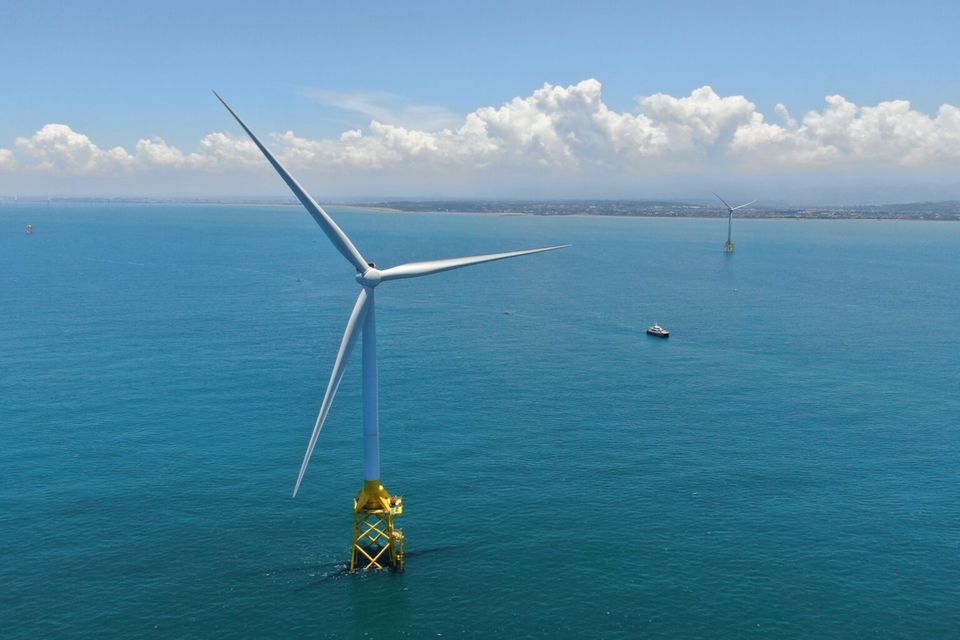 Taiwan will bis 2050 klimaneutral werden. Ende 2022 kündigte die Regierung Ausschreibungen für sieben Windparks in der Meerenge von Taiwan an, die 3 GW zusätzliche Kapazität erschließen und 2026 bis 2027 ans Netz gehen sollen. Eine weitere konkrete Runde soll im vierten Quartal folgen. Damit ist die Insel in die dritte Phase eines weitreichenden Ausbauplans für Windenergie eingetreten, der auch schwimmende Anlagen und die Installation von Kapazitäten im Umfang von 15 GW vorsieht – schrittweise mit jährlich 1,5 GW von 2026 bis 2035.