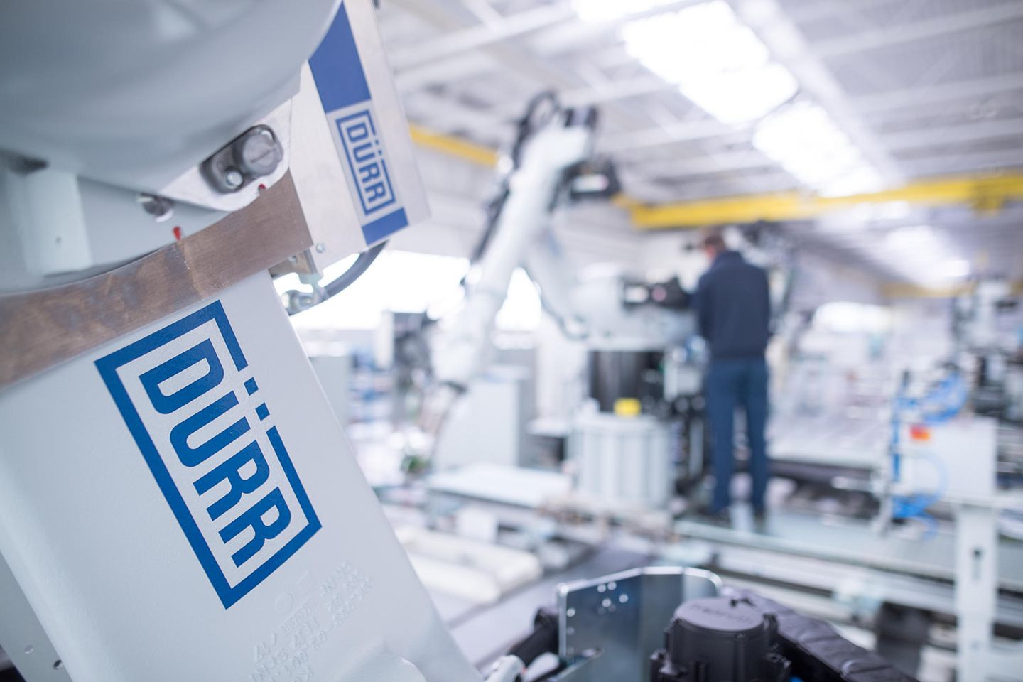 Das Logo der Dürr AG klebt auf einem Sealing-Roboter