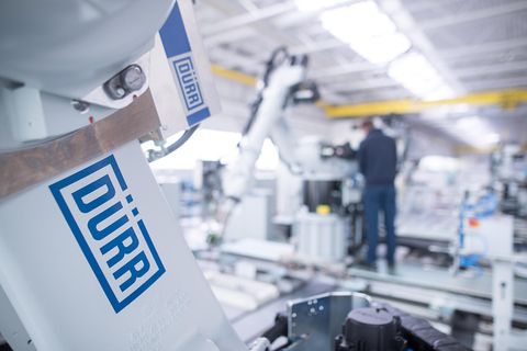Das Logo der Dürr AG klebt auf einem Sealing-Roboter