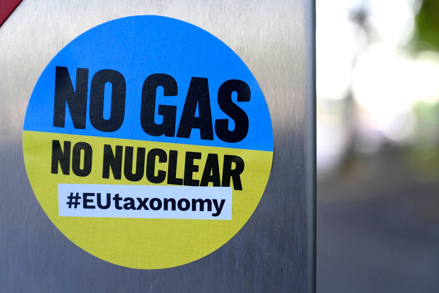 "No Gas, no Nuclear" steht auf einem Aufkleber gegen die EU-Taxonomie