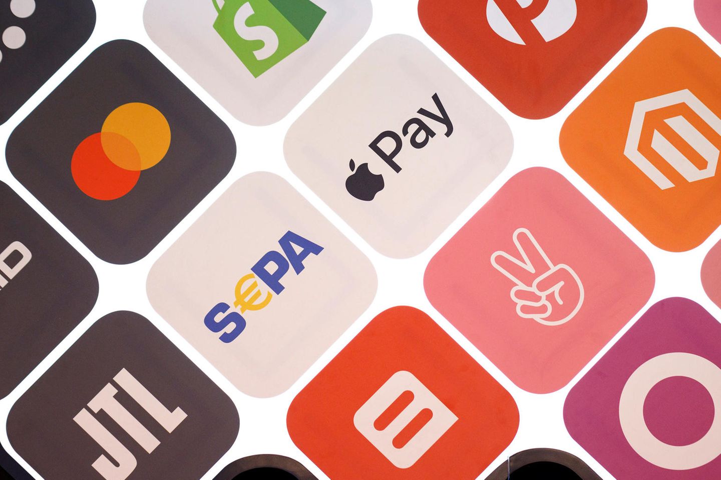 Logos diverser Bezahlmethoden wie Mastercard und Apple Pay