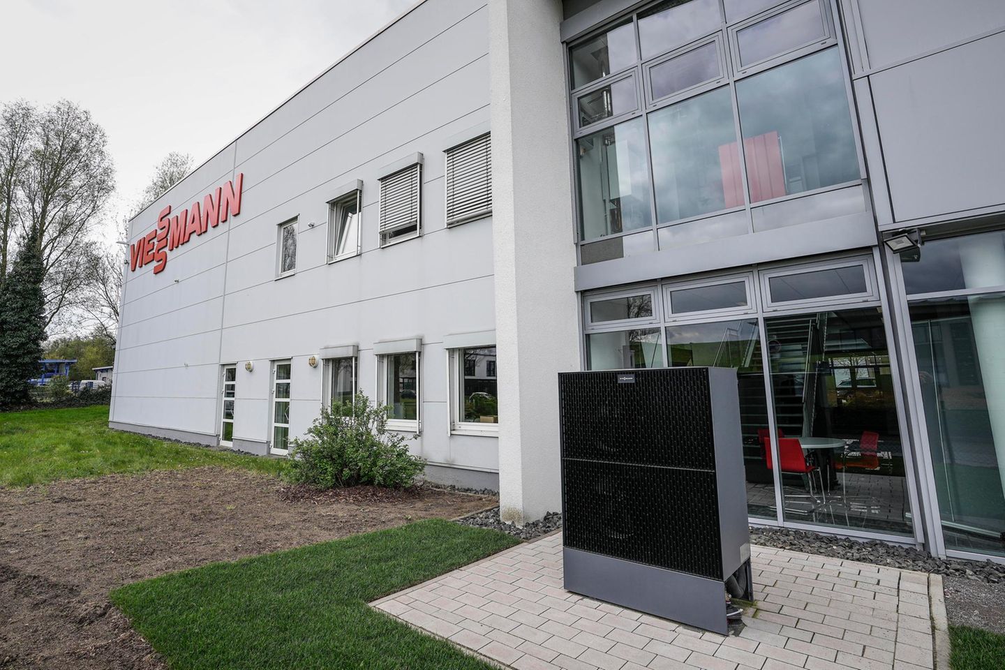 Wärmepumpe vor einem Viessmann-Gebäude in Castrop-Rauxel