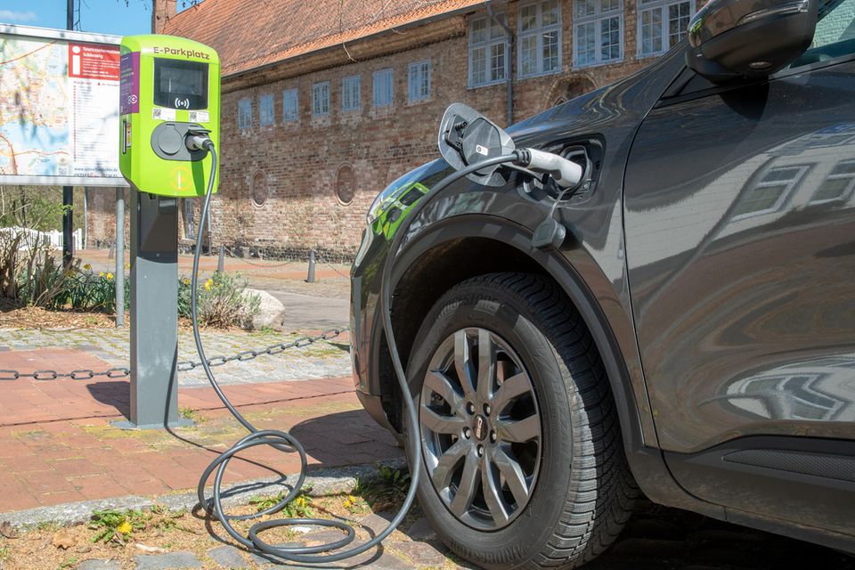 E-Auto an einer Ladesäule