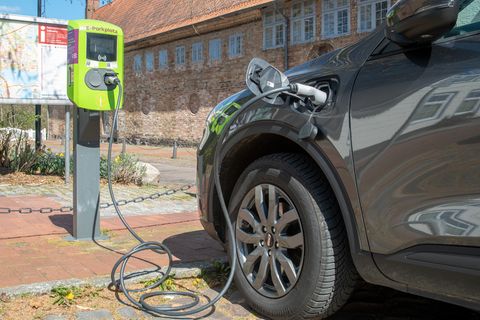 E-Auto an einer Ladesäule