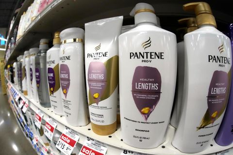 Shampoos des Konzerns P&G im Regal