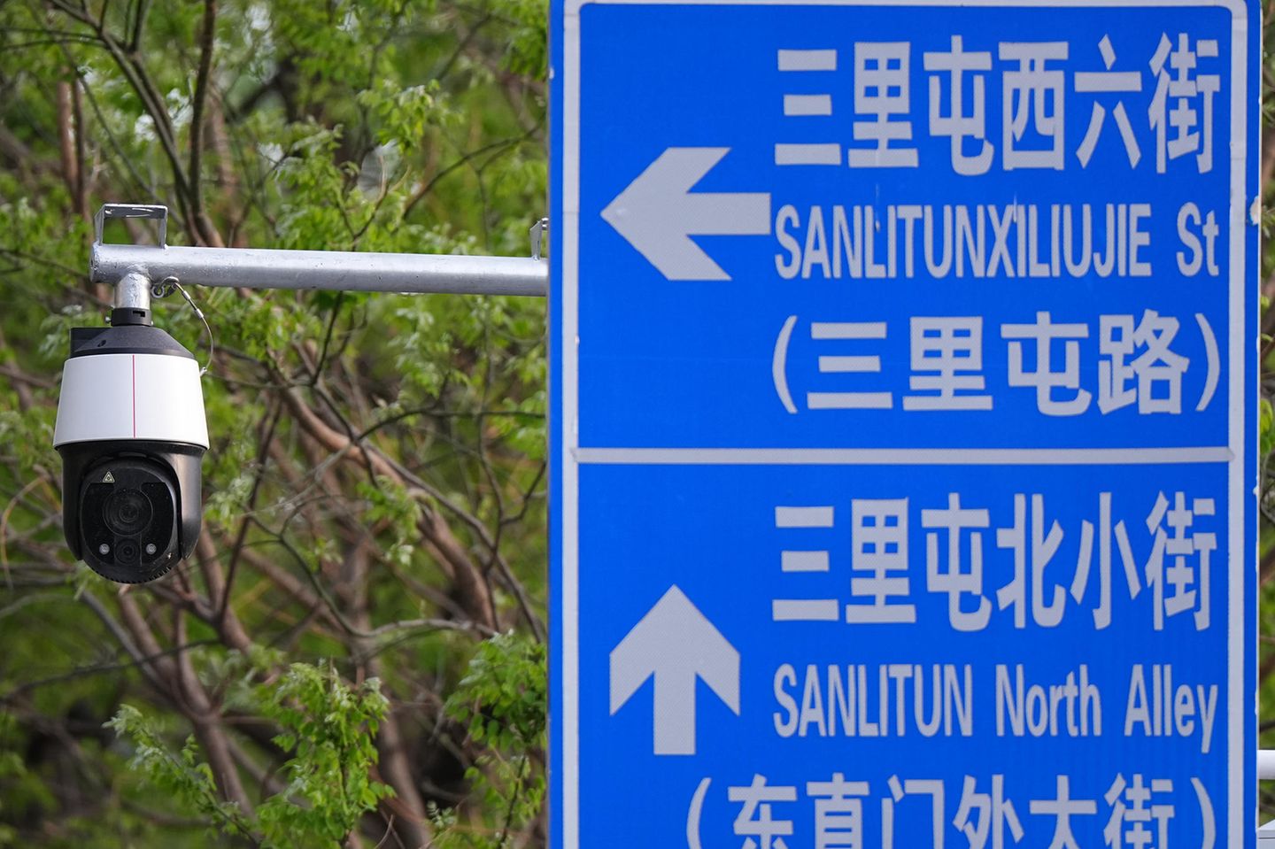 Videokamera neben einem chinesischen Straßenschild