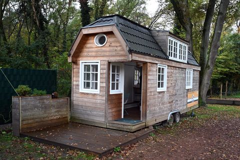 Ein Minihaus der Firma Tiny House Manufaktur aus Köln steht in einem Wald