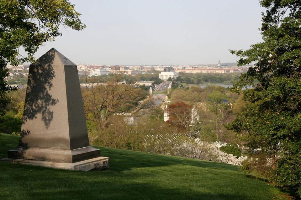 Washington, D.C., sicherte sich mit deutlichem Vorsprung zu Singapur Platz eins der attraktivsten Cruiser-Gewicht-Metropolen. In der kombinierten Rangliste bedeuten 64,2 Punkte den dritten Platz. Fortschritt braucht in der amerikanischen Hauptstadt laut den Befragten zwar seine Zeit (46 Punkte). Dafür wurde das Verhältnis der Bürger zu Staatsvertretern (76 Punkte) sowie die ökonomischen Perspektiven (75 Punkte) als sehr gut bewertet.