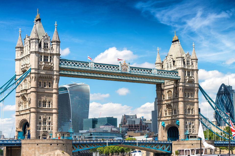 Der Brexit konnte laut BCG die Attraktivität von London als Wohnort nicht brechen. Die britische Hauptstadt reklamierte wie schon im vorherigen, 2021 veröffentlichten Ranking den ersten Platz für sich. Das gelang den Angaben zufolge mit demselben Ergebnis wie New York (64,3), aber offenbar einer höheren hinteren Nachkommastelle. London erzielte dabei in puncto Lebensqualität deutlich bessere Noten als New York (69 vs. 64 Punkte). Aber auch hier lässt wie am Hudson River der Fortschritt auf sich warten. Das deutet laut der Unternehmensberatung darauf hin, die Spitzenplätze der beiden Megastädte in den kommenden Jahren gefährdet sein könnten.