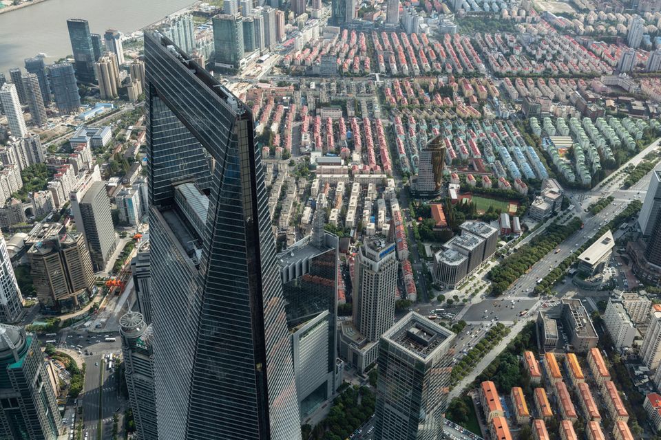 Zwei chinesische Städte haben sich für die Top 10 qualifiziert. Neben Guangzhou gelang das Schanghai. Die größte Stadt der Volksrepublik belegte mit 60,1 Punkten unter den Mega-Cities von BCG Platz drei. In direkter Konkurrenz mit den kleineren Cruiser-Städten aber reichte das nur für Platz sechs. Schanghai war laut der Auswertung vor Guangzhou die Metropole mit dem rasantesten Fortschrittstempo (92 Punkte) im Ranking. Dafür kamen die beiden chinesischen Vertreter in diesen Top 10 auf die schlechtesten Werte für Lebensqualität und Umgang mit der Obrigkeit.
