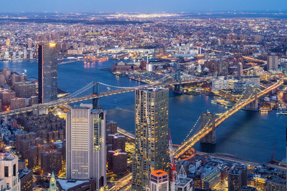Die beiden Spitzenplätze der attraktivsten Städte weltweit gehen an Megazentren. New York City kam trotz weiterhin rapide steigenden Immobilienpreisen auf 64,3 Punkte. Dabei halfen 97 Punkte für den Umgang mit staatlichen Institutionen. An diesen Wert reichte keine andere Stadt annähernd heran. Die Geschwindigkeit des Fortschritts war die einzige Kategorie, in der New York nicht im obersten Fünftel der untersuchten Städte landete (44 Punkte).