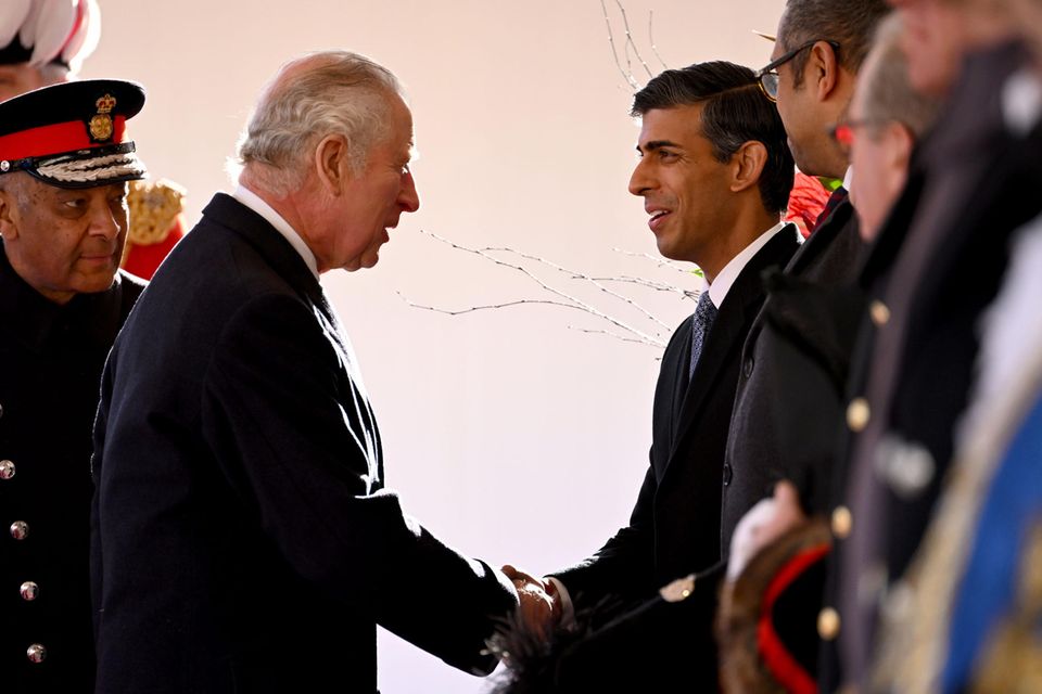 Der König zahlt Steuern König Charles und Premierminister Sunak geben sich die Hand