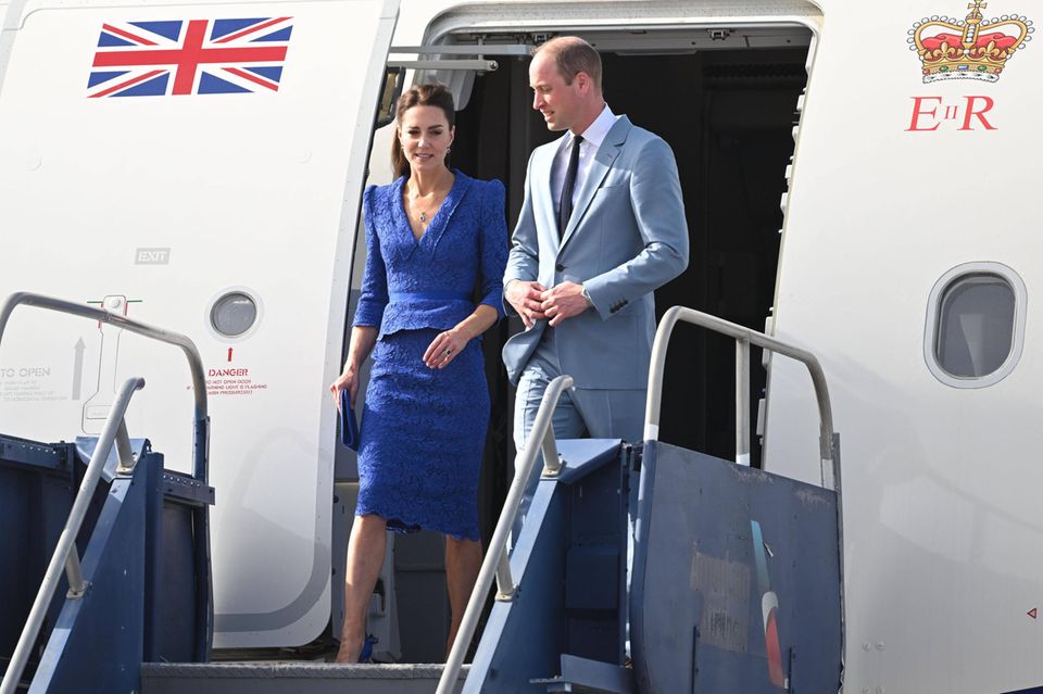 Prinz William und seine Frau steigen bei ihrer Ankunft in Belize aus dem Flugzeug