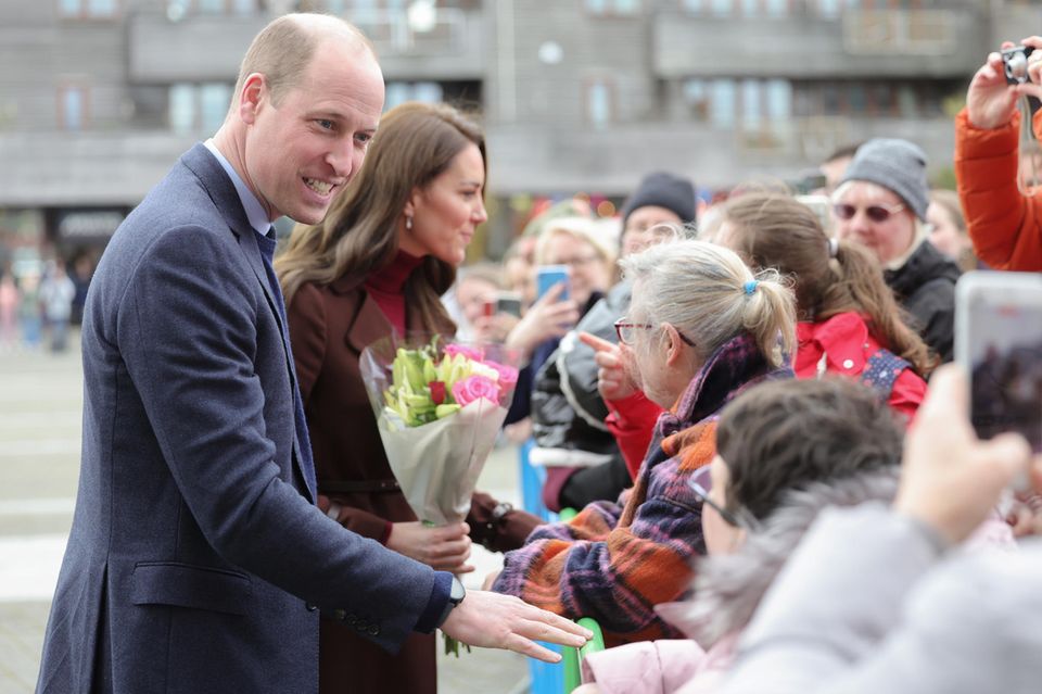 Der Duke of Cornwall, aktuell Prinz William, hat Anspruch auf die Duchy of Cornwall. Zu diesem Herzogtum gehören Ländereien im Südwesten Englands. Die Gewinne lagen laut „New York Times“ zuletzt bei knapp 25 Millionen Pfund pro Jahr. 