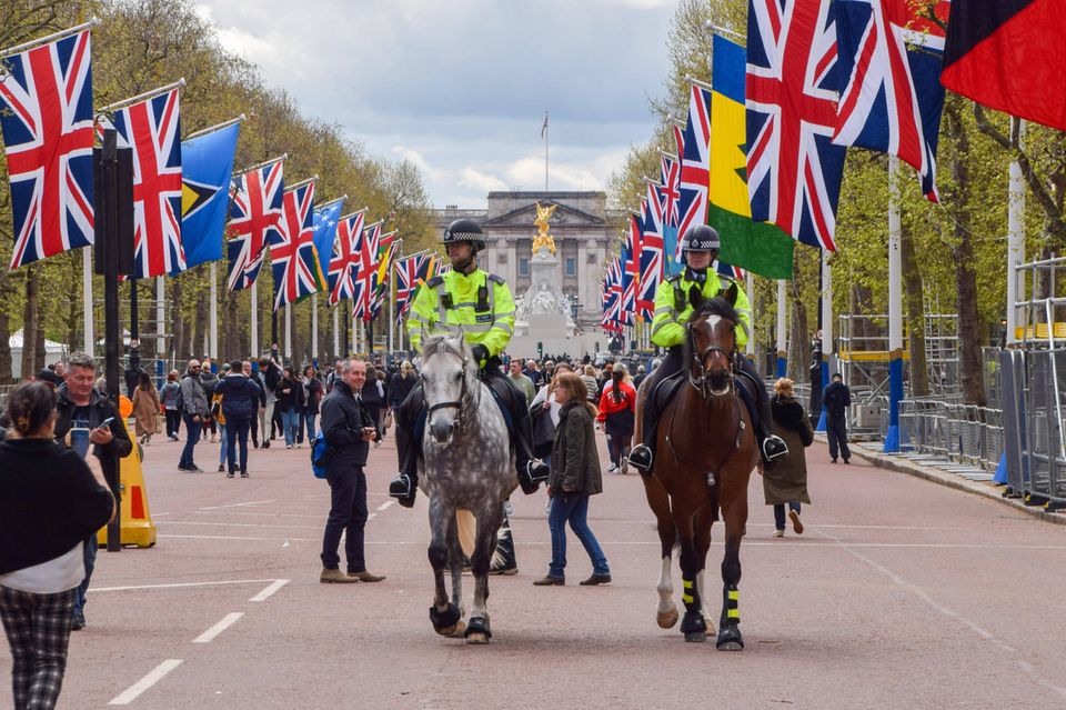 Berittene Polizisten vor dem Buckingham Palast
