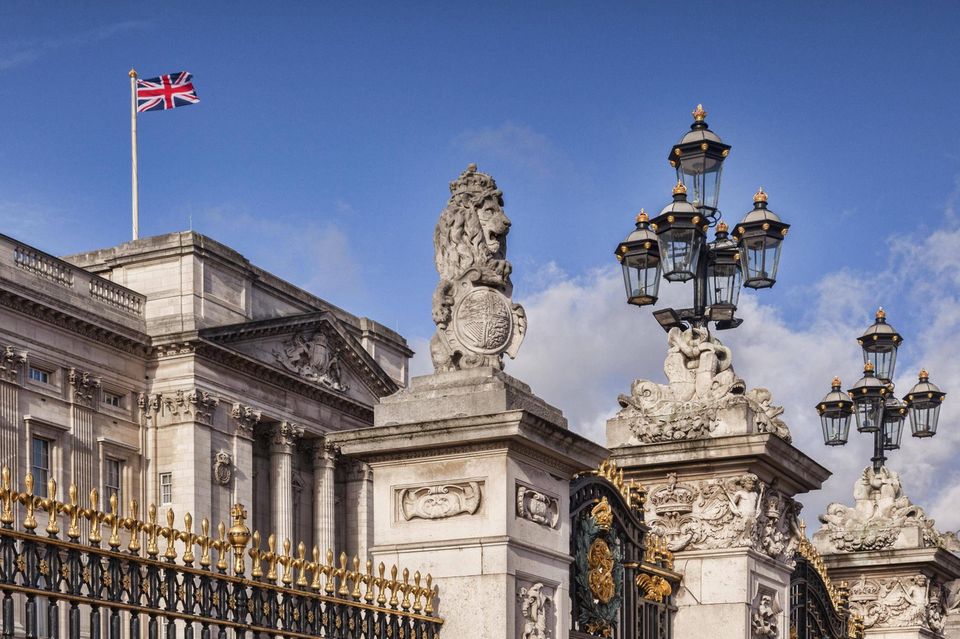 Eine britische Flagge weht auf dem Buckingham Palast