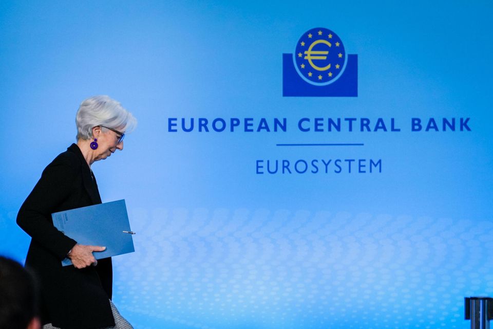 EZB-Präsidentin Lagarde kommt mit einer Mappe unter dem Arm zur Pressekonferenz