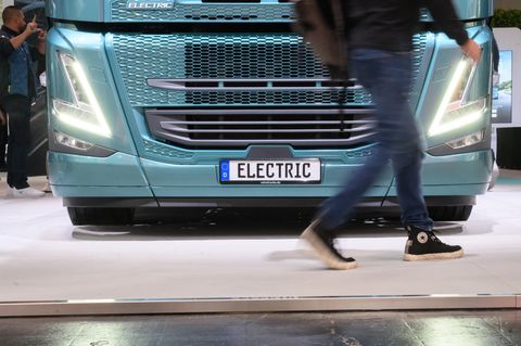 Ein Elektro-LKW steht auf der Internationalen Automobil-Ausstellung am Stand von Volvo