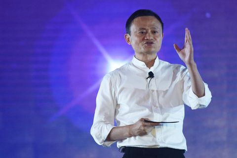 Jack Ma spricht auf einer Konferenz im Jahr 2017