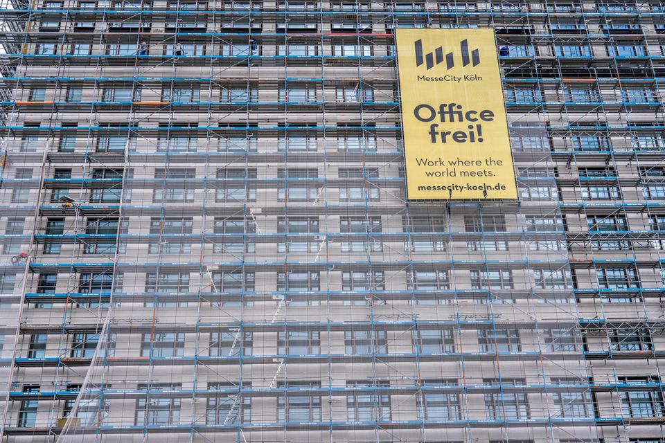Eingerüstete Fassade des Rohbaus eines Bürohochhauses in Köln