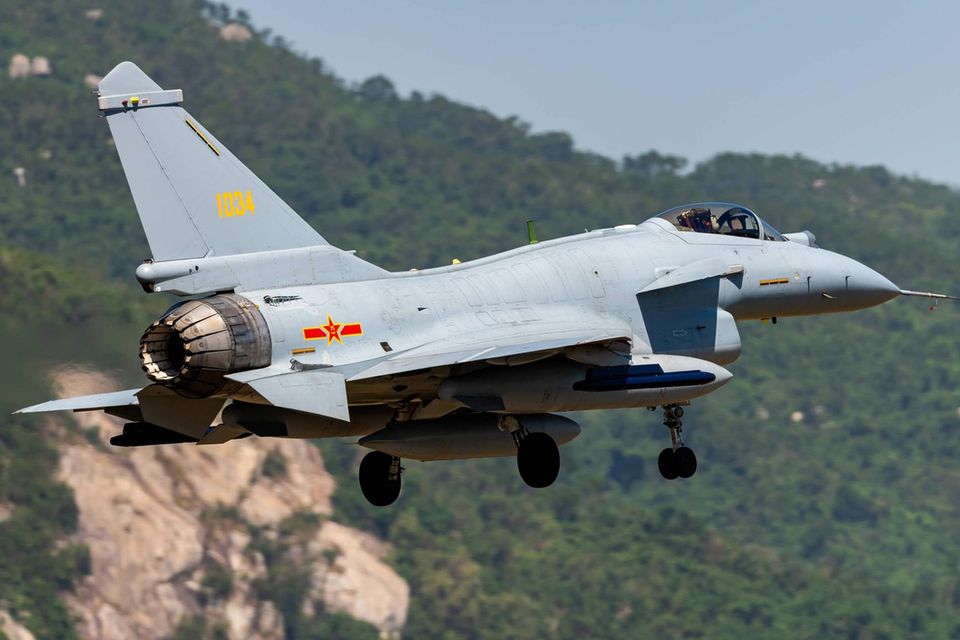 Ein chinesische Kampfflugzeug beim Start