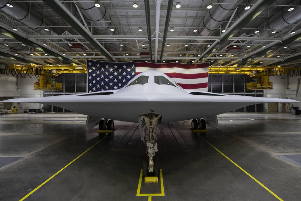 Der Tarnkappenbomber B21-Raider von Northrop Grumman steht vor einer US-amerikanischen Flagge