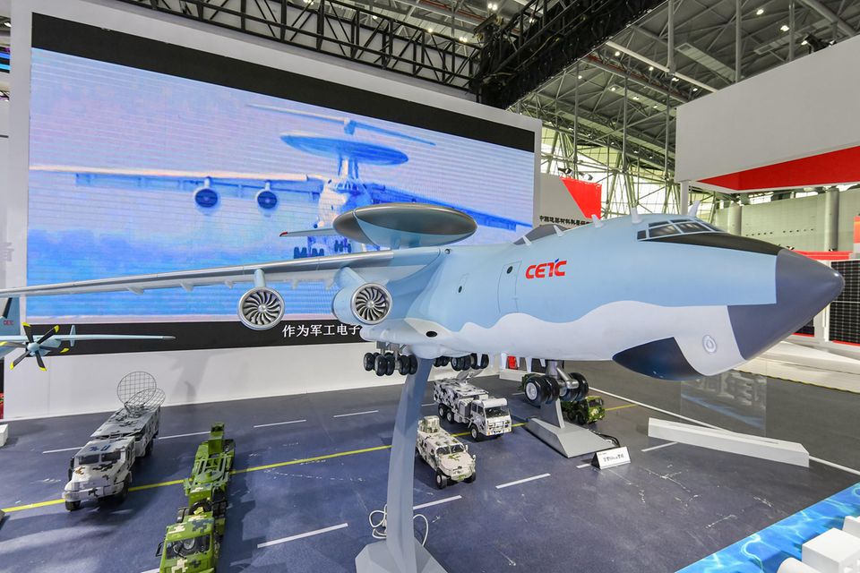 Messestand von CETC mit dem Modell eines Aufklärungsflugzeugs