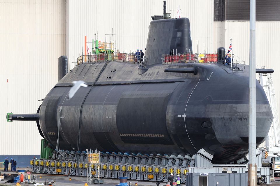 Ein U-Boot von BAE Systems wird für den Stapellauf vorbereitet
