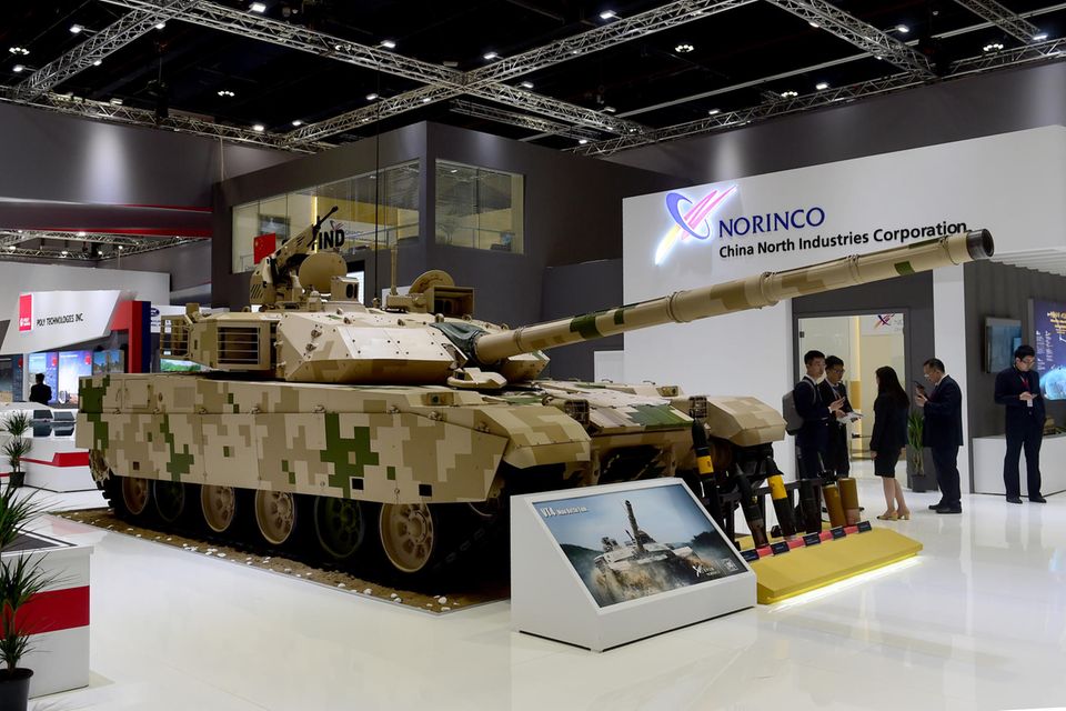 Auf einem Messestand von NORINCO steht ein Panzer